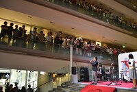 サイサイファンとの触れ合いを楽しむ石田純一。