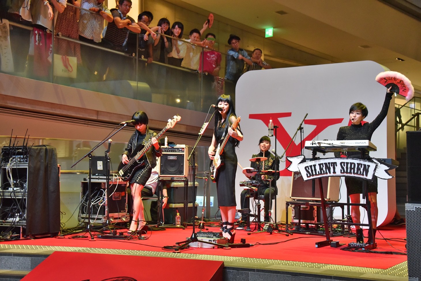 SILENT SIRENによるスペシャルライブの様子。