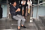 特等席でサイサイのライブを楽しむ石田純一。