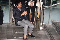 特等席でサイサイのライブを楽しむ石田純一。
