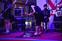 おもむろにヒールを脱ぐすぅ。