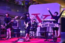 SILENT SIRENによるスペシャルライブの様子。