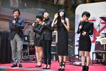 石田純一（左端）とSILENT SIREN。