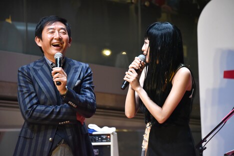 すぅ（右）が実践する“恋のさしすせそ”に思わずにやける石田純一（左）。