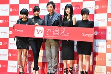 SILENT SIRENと石田純一（中央）。