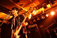 萬屋樹太郎（B, Vo / 知る権利）（Photo by Shiraishi Tatsuya）