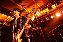 萬屋樹太郎（B, Vo / 知る権利）（Photo by Shiraishi Tatsuya）