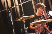 長谷川綾大（Dr, Cho / 知る権利）（Photo by Shiraishi Tatsuya）