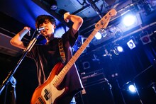 萬屋樹太郎（B, Vo / 知る権利）（Photo by Shiraishi Tatsuya）