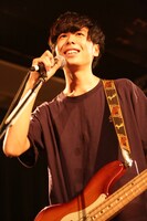 萬屋樹太郎（B, Vo / 知る権利）（Photo by Shiraishi Tatsuya）