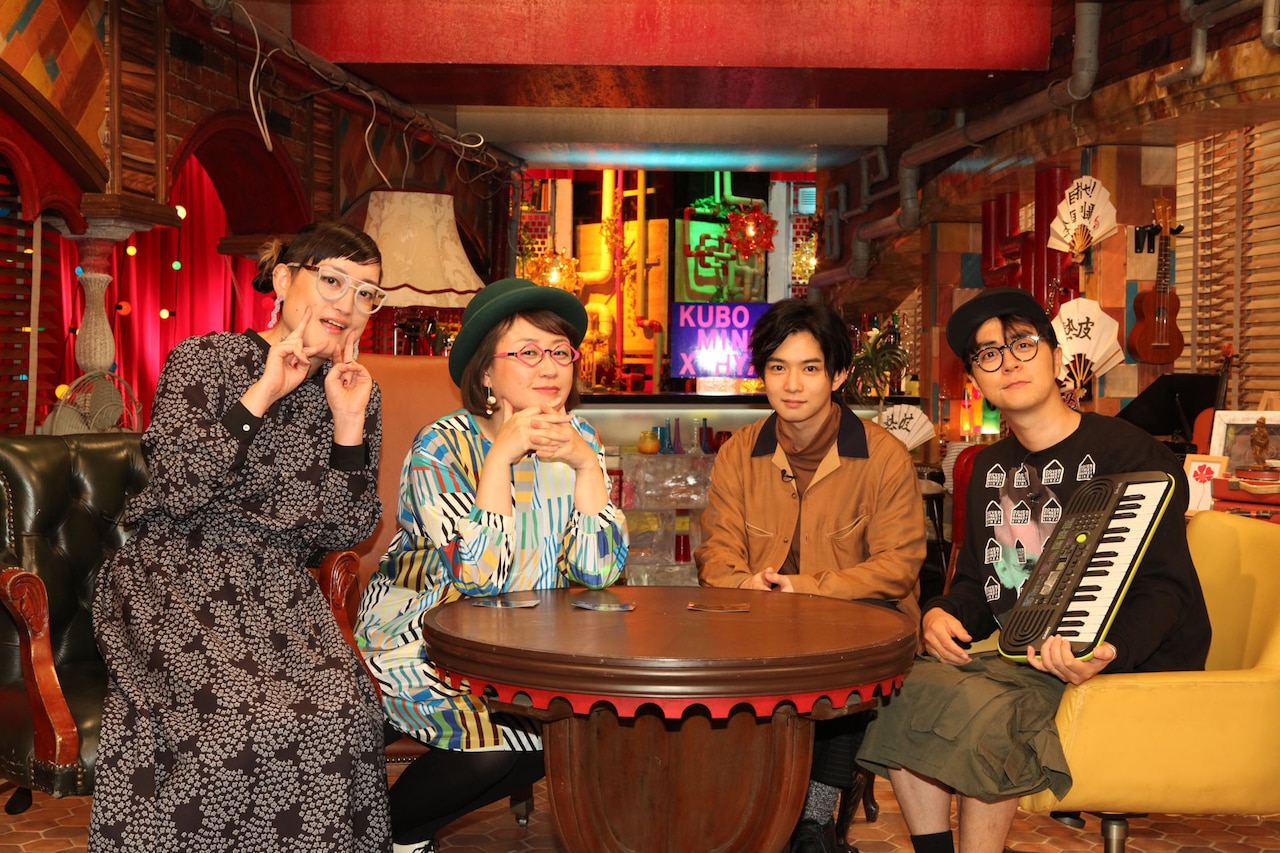 「久保みねヒャダこじらせナイト」出演者。左から能町みね子、久保ミツロウ、千葉雄大、ヒャダイン。(c)フジテレビ