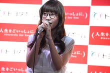 「糸」への思いを語るAimer。