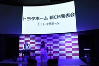 「糸」を歌うAimer。