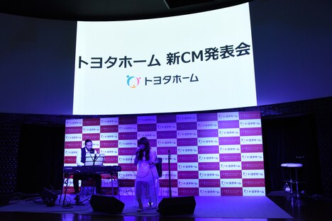 「糸」を歌うAimer。