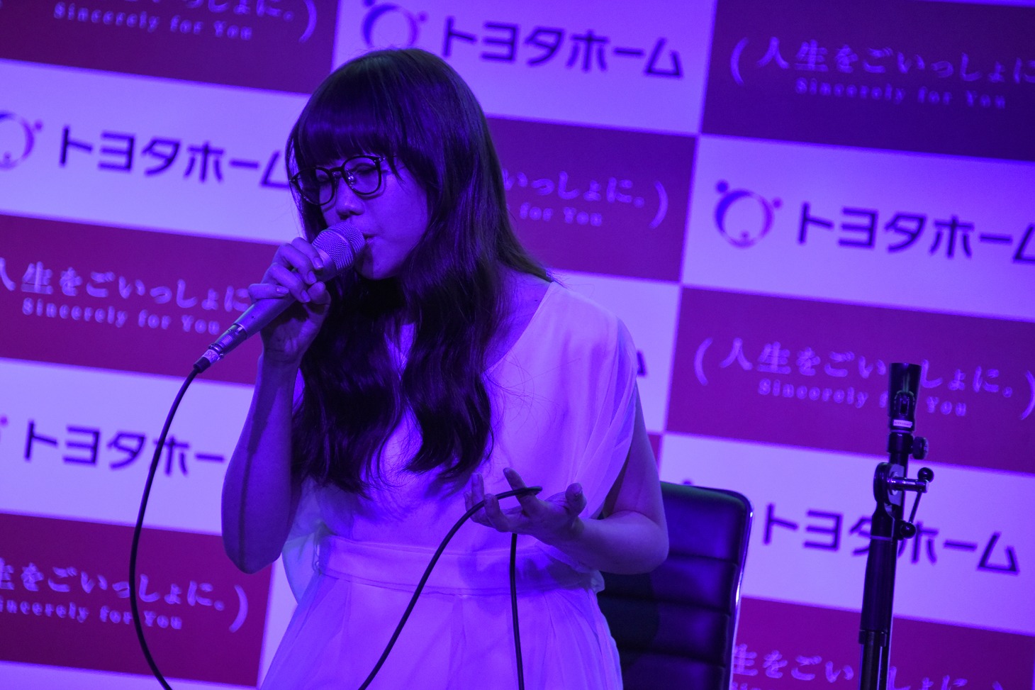 「糸」を歌うAimer。