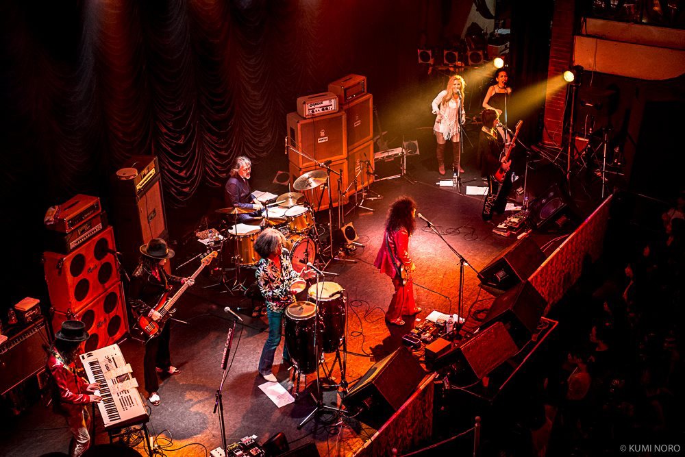 「～マーク・ボラン追悼～ GLAM ROCK EASTER Vol.31」東京・東京キネマ倶楽部公演の様子。（Photo by NORO KUMI）