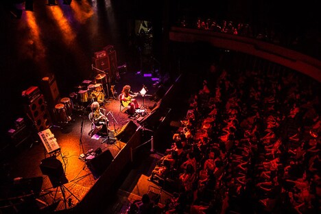 「～マーク・ボラン追悼～ GLAM ROCK EASTER Vol.31」東京・東京キネマ倶楽部公演の様子。（Photo by NORO KUMI）