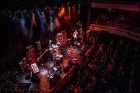 「～マーク・ボラン追悼～ GLAM ROCK EASTER Vol.31」東京・東京キネマ倶楽部公演の様子。（Photo by NORO KUMI）