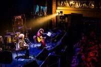 「～マーク・ボラン追悼～ GLAM ROCK EASTER Vol.31」東京・東京キネマ倶楽部公演の様子。（Photo by NORO KUMI）