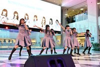 「僕は存在していなかった」を披露する22/7。