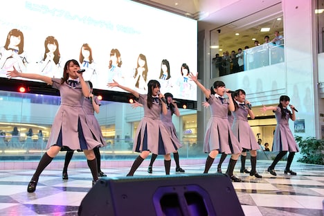 「僕は存在していなかった」を披露する22/7。