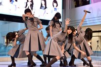 「地下鉄抵抗主義」を披露する22/7。