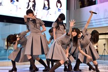 「地下鉄抵抗主義」を披露する22/7。