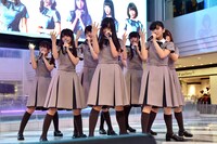 「地下鉄抵抗主義」を披露する22/7。