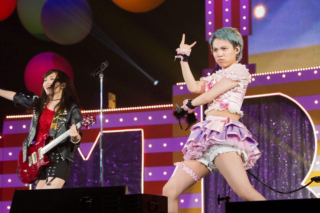「ももきー」を歌う山本彩（左）と木下百花（右）。(c)NMB48