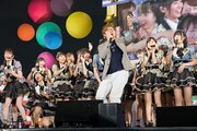 NMB48のライブをステージ上で撮影するHIKAKIN。(c)NMB48
