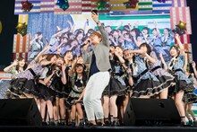 NMB48のライブをステージ上で撮影するHIKAKIN。(c)NMB48