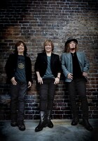 LAZY。左から井上俊次（Key）、影山ヒロノブ（Vo）、高崎晃（G）。