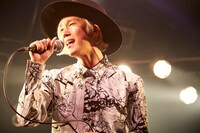 山田義孝（Vo）（写真提供：ポニーキャニオン）