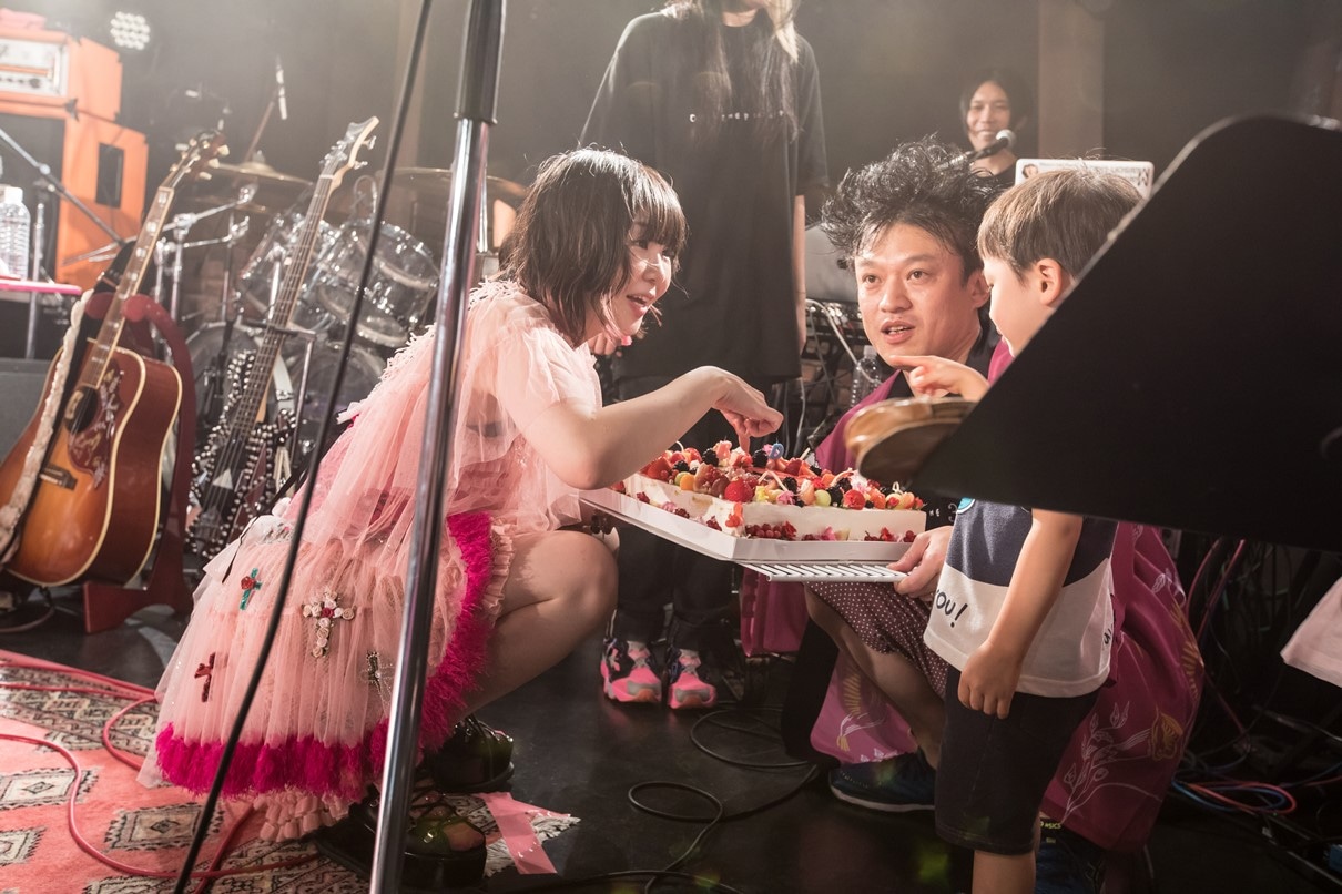 「大森靖子生誕祭～ OVER 30 OVER THE PARTY」の様子。