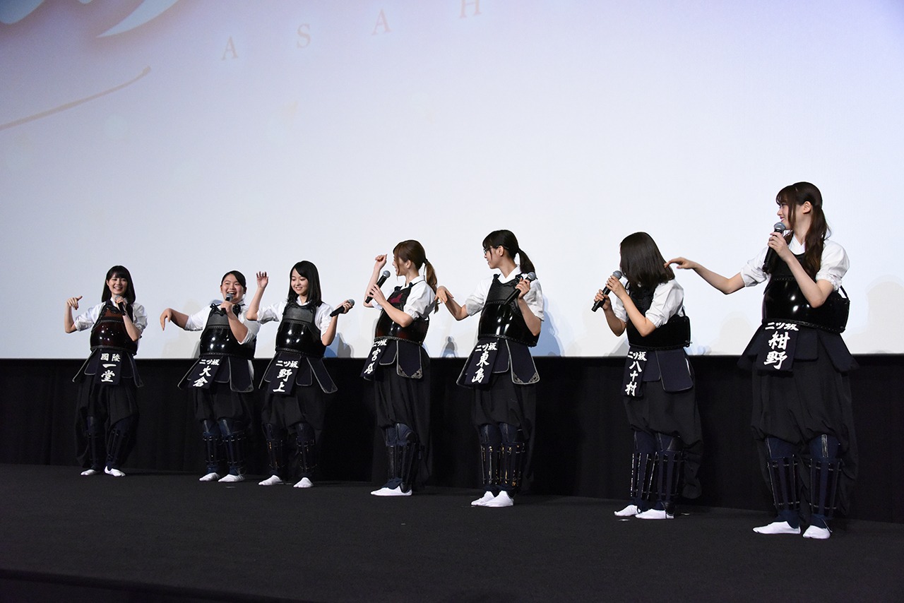 「インフルエンサー」を踊るキャスト陣。