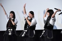 左から生田絵梨花、富田望生、伊藤万理華。