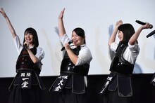 「インフルエンサー」を踊る（左から）生田絵梨花、富田望生、伊藤万理華。