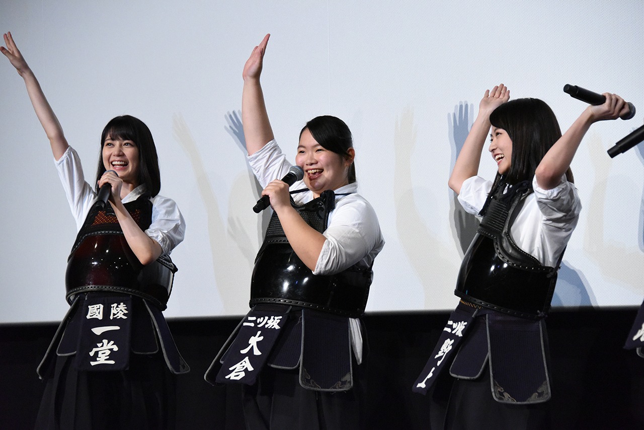 左から生田絵梨花、富田望生、伊藤万理華。