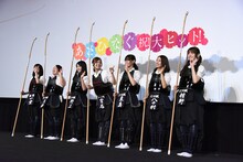 乃木坂46と富田望生（左から2番目）。