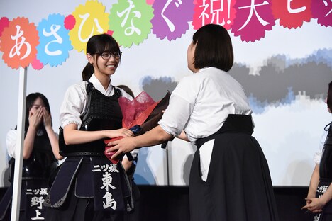 吉井和代さん（右）から花束を受け取る西野七瀬（左）。
