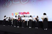 なぎなた指導チームから花束を受け取る乃木坂46と富田望生。