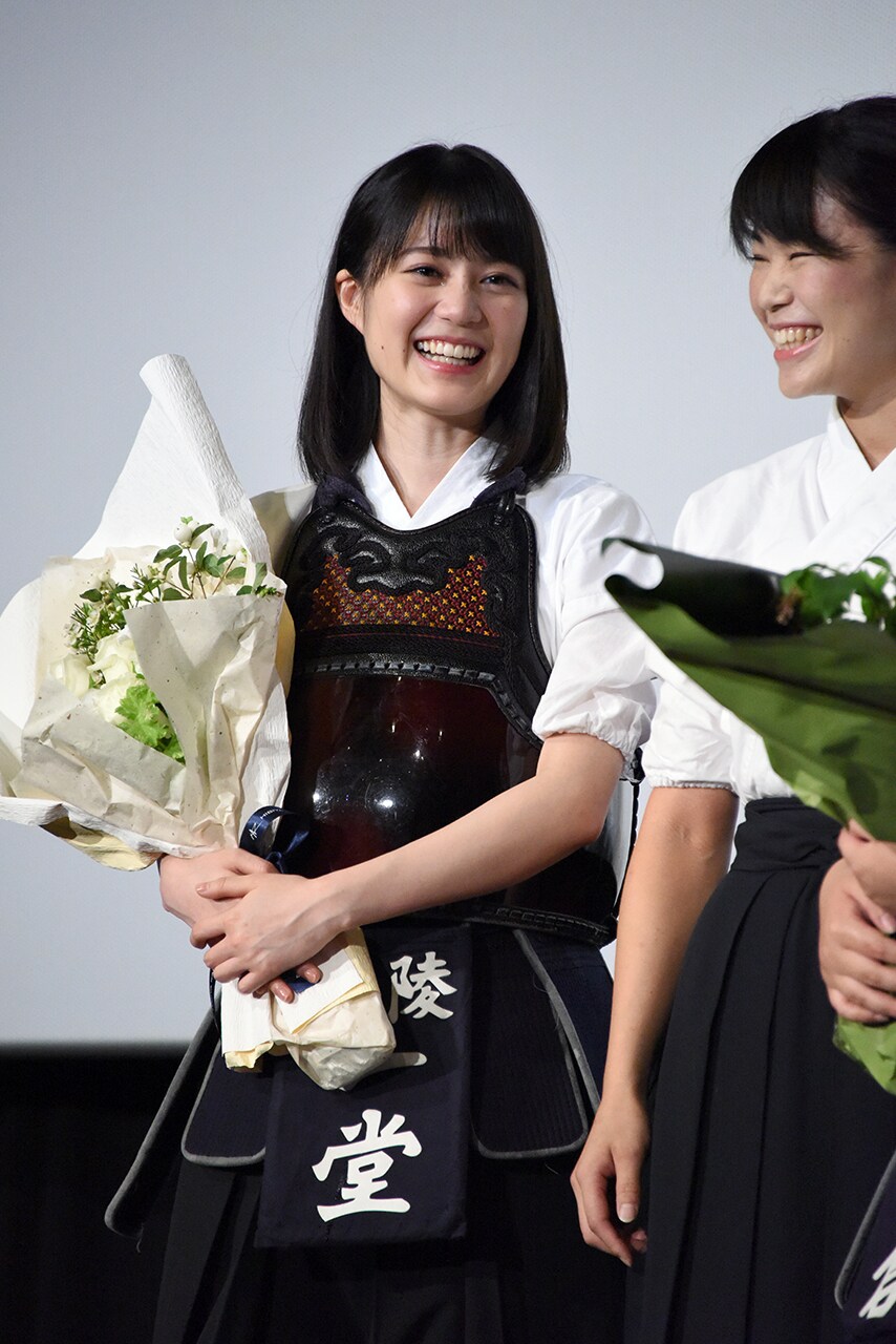 生田絵梨花（左） - 乃木坂46西野七瀬、白石麻衣ら感涙