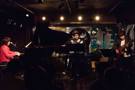 左から川村結花、Dr.kyOn、佐橋佳幸。（撮影：園木和彦）