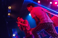 左からmono（Key / 神聖かまってちゃん）、の子（Vo, G / 神聖かまってちゃん）。