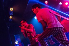 左からmono（Key / 神聖かまってちゃん）、の子（Vo, G / 神聖かまってちゃん）。