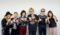ROLL-B DINOSAURと堤友香アナウンサー（右）（写真提供：TOKYO FM）