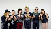 ROLL-B DINOSAURと堤友香アナウンサー(右)(写真提供:TOKYO FM)