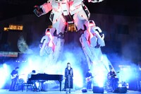 「実物大ユニコーンガンダム立像」オープニングセレモニーの様子。