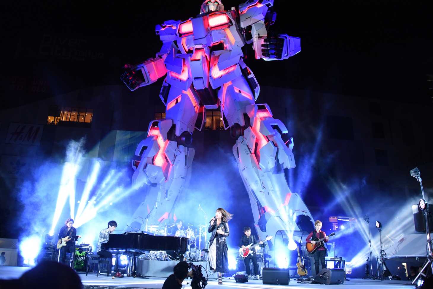 「実物大ユニコーンガンダム立像」オープニングセレモニーの様子。