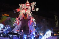 「実物大ユニコーンガンダム立像」オープニングセレモニーの様子。